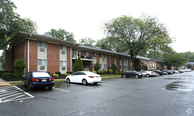 Building Photo - Versailles Apartments