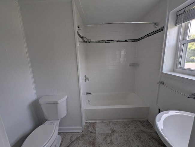 Photo - Stylish & Spacious 2-Bedroom Apartment in ... Unit 25-BW