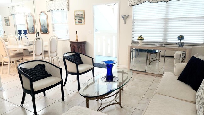 Photo - 2067 Ainslie Dr