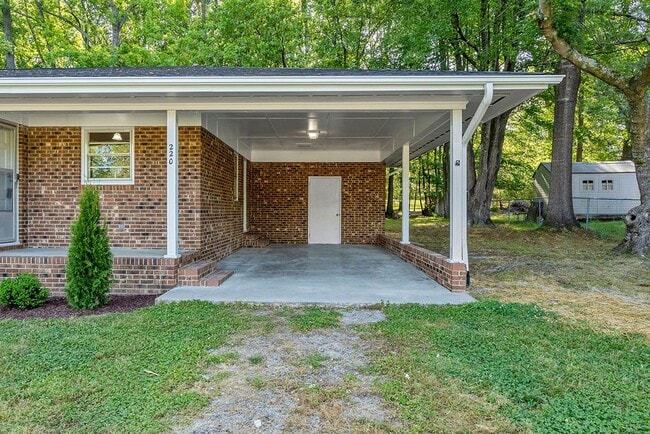 Photo - AVAILABLE NOW!! 4 bedroom Brick Ranch Style Home