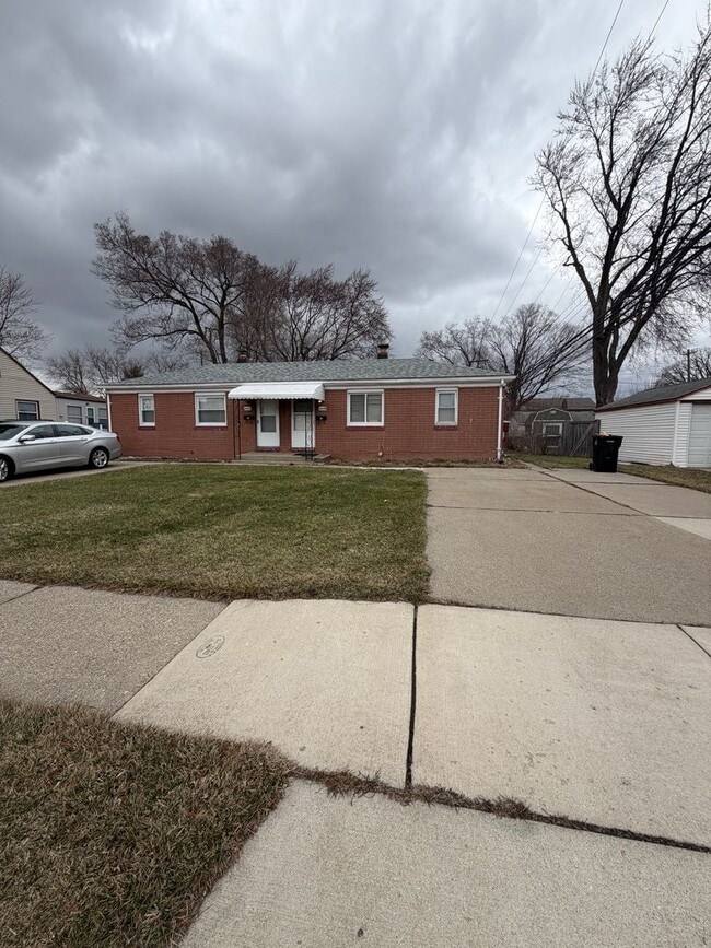 Building Photo - 18639 Hazelwood St Unit 1