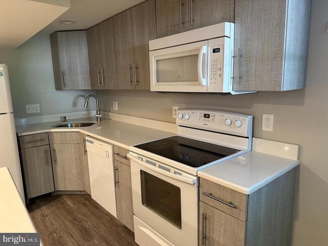 Building Photo - 433 W Jefferson St Unit APT. C