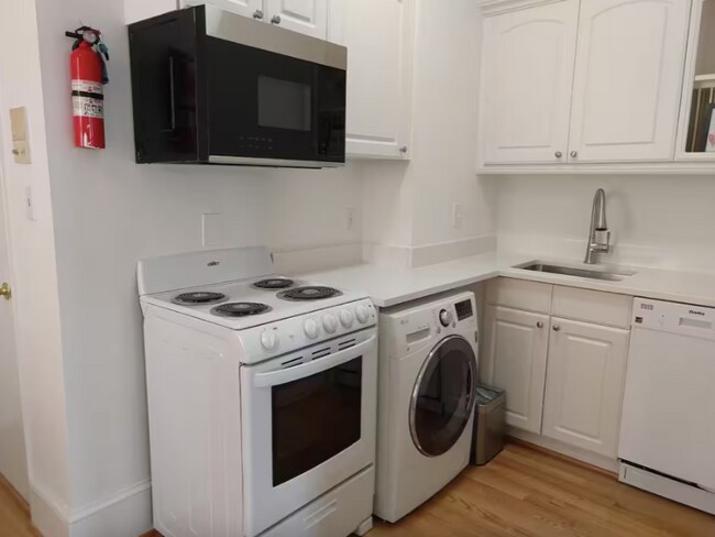 Photo - 131 C St SE Unit 1