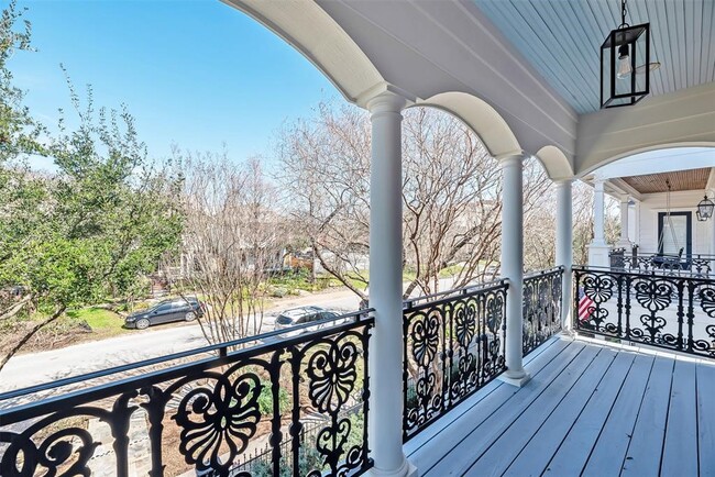 Photo - 434 W 18th St