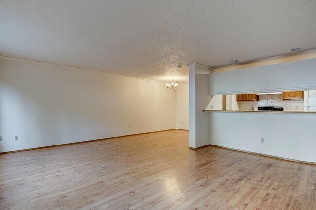 Photo - 3 BR / 2.5BA Townhouse Condo – Woodside Co...