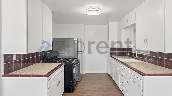 Photo - 139 W 18th St