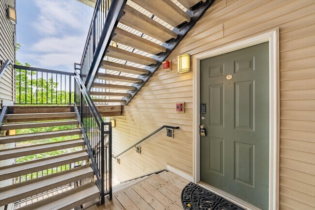 Photo - Luxurious Condo Living in Gated Stonegate ... Unidad H