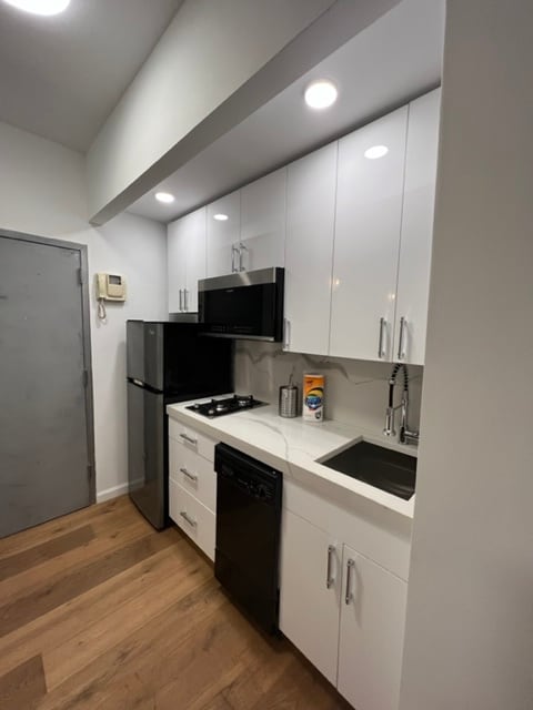 Photo - 239 W 12th St