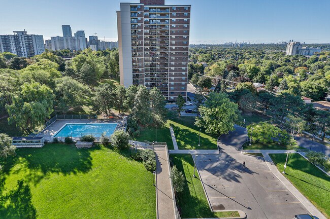 Exterior View - 185 Shaughnessy Blvd