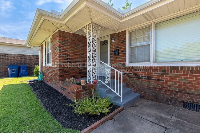Photo - 1618 Oxford Way