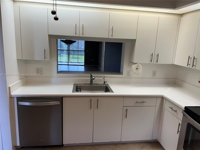 Building Photo - 12550 SW 15th St Unit 307E