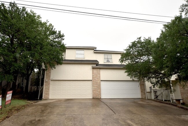 Building Photo - 921-923-923 Sagewood Trail