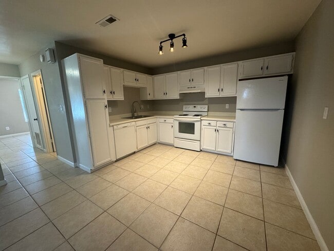 Photo - Gulf Breeze - Greenbriar Estate - 2 bedroom, 1 bathroom