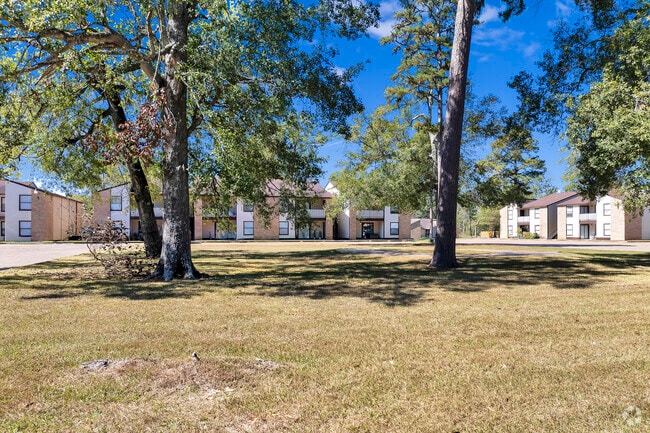 Courtyard - Brookhollow Apartments
