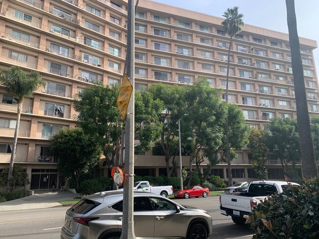 100 S Doheny Dr Unit 915