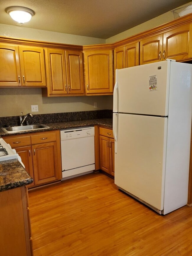 Photo - Charming 3 bed / 1 bath Apartment by Downtown