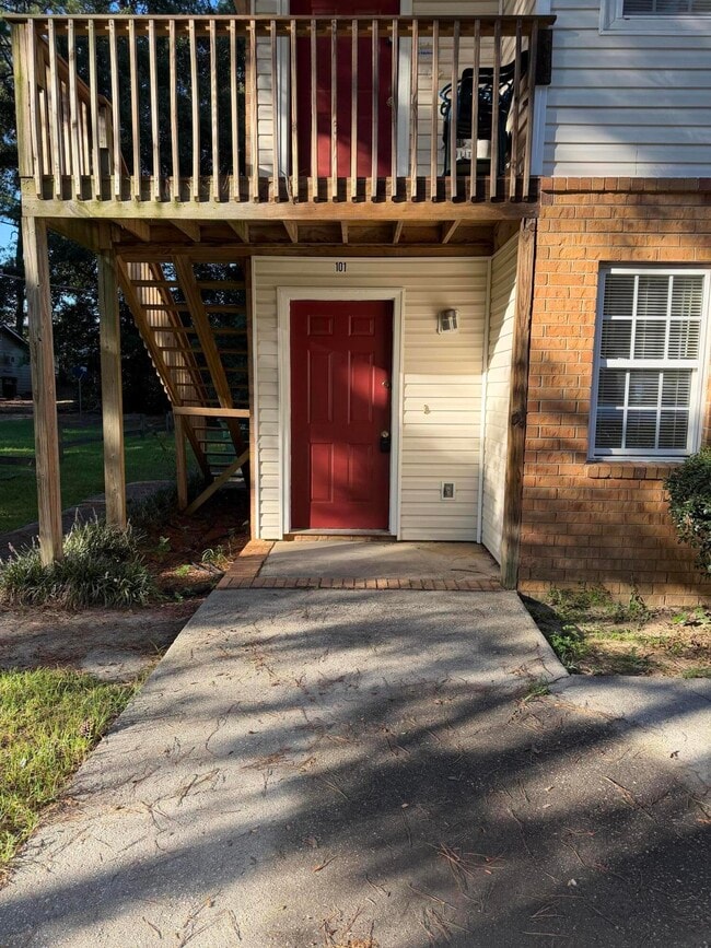 Building Photo - 1548 Hamilton Dr Unit 101