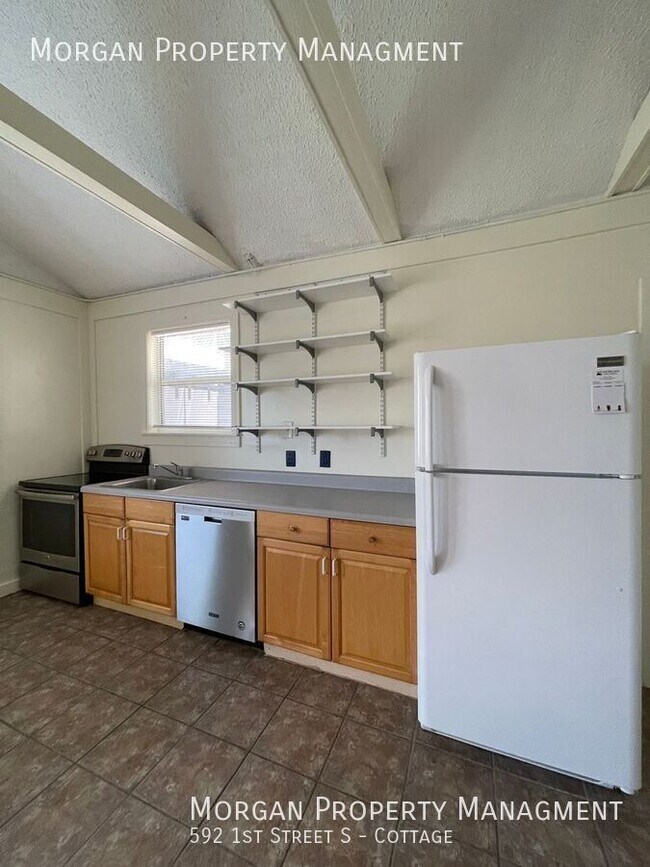 Photo - 592 1st St S Unidad Cottage