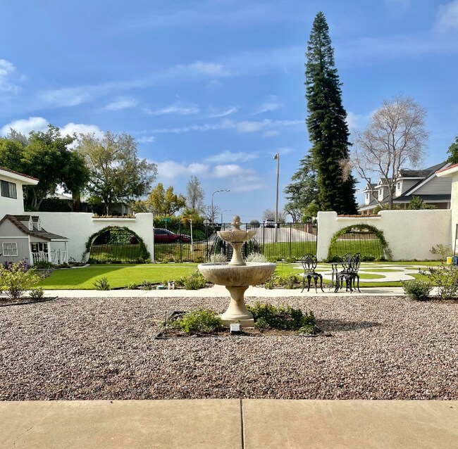 Photo - 755 E Date St