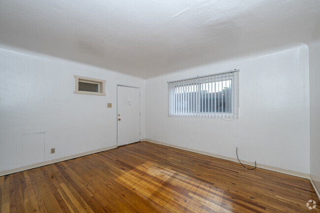 1BR, 1BA - 600SF - Living Room