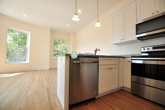 Photo - 877 Beacon St Unidad 1