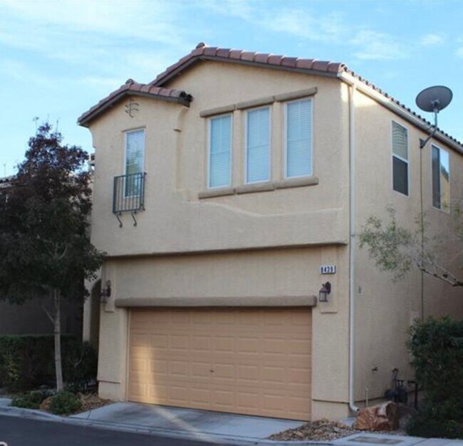 Building Photo - 3 Bedroom home / private yard