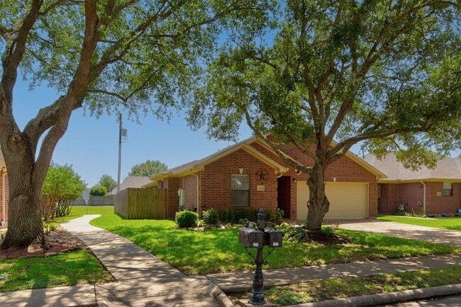 Photo - 402 Live Oak Ln