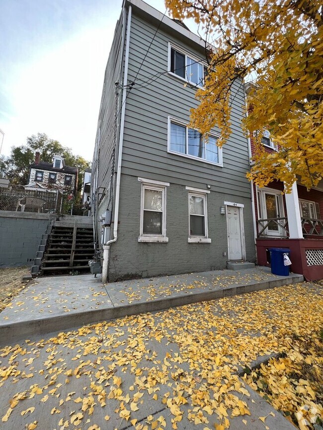 Building Photo - 184 Pius St Unit Bottom Rental