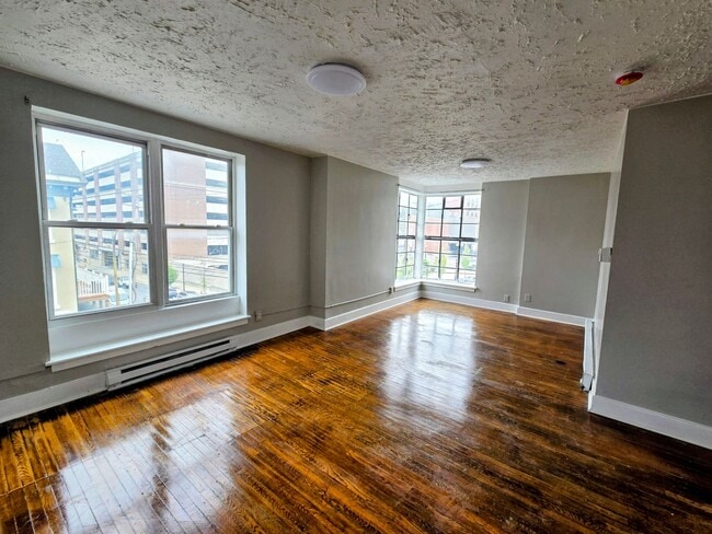 Building Photo - 102 N. 8th Street Unit 4