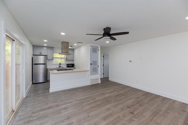 8405 Georgian Dr