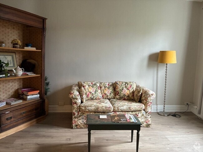 Building Photo - No-Fee Sun-Filled Top-Floor Apt (2BR/1Bath...