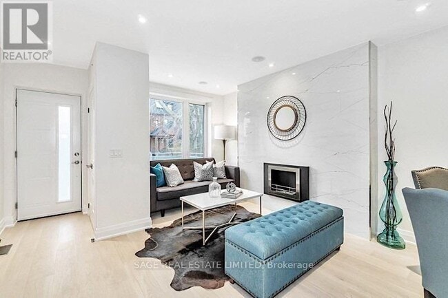 Photo - 573 A Palmerston Ave