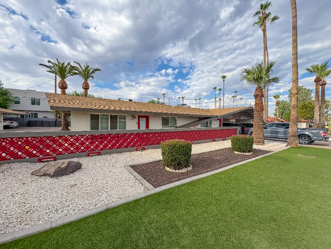 Building Photo - 2737 E Glenrosa Ave Rental