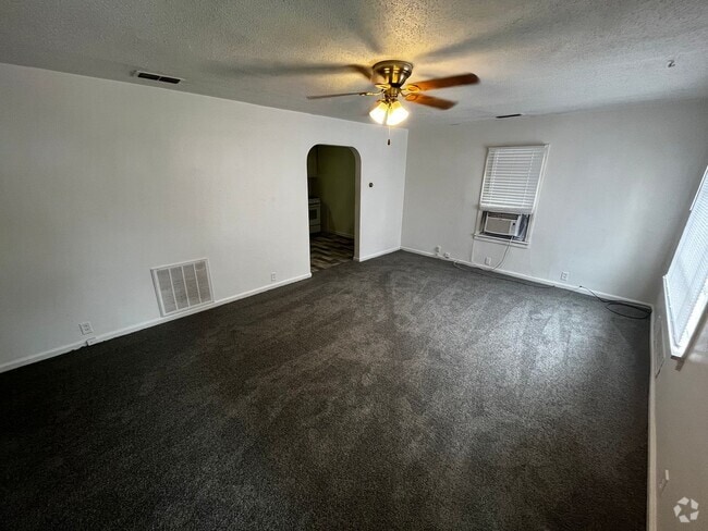 Building Photo - Large 2 Bedroom home with a Garage