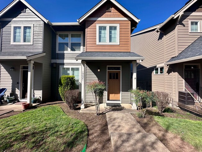 Photo - Modern 3 Bed/2.5 Bath with Double Car Garage Townhome in Sandy, OR!