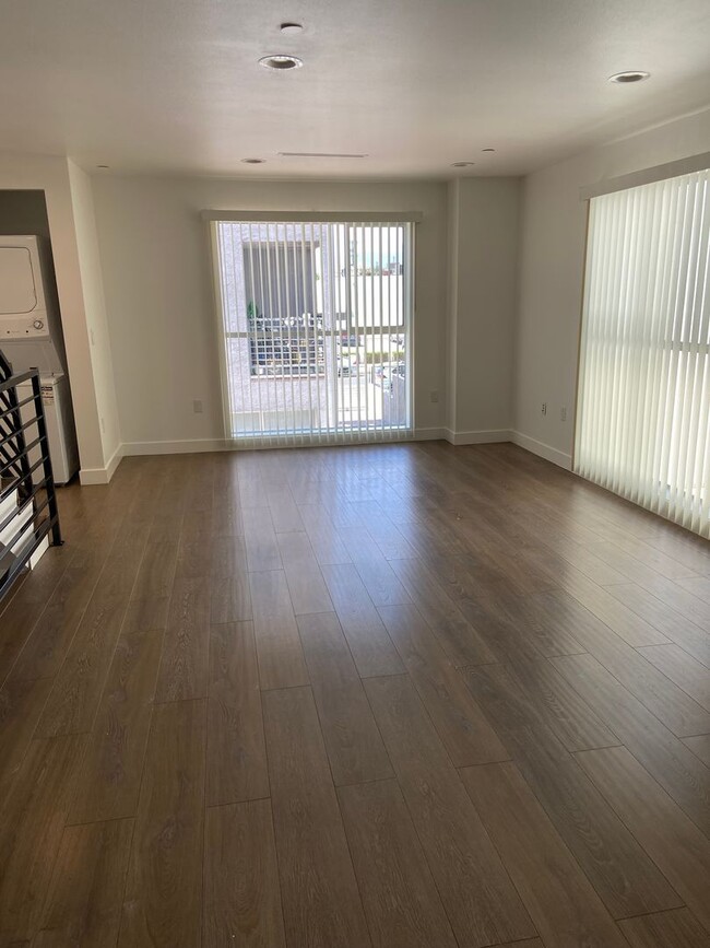 Photo - 11514 Emelita St Unidad 11514