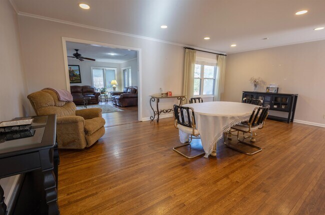 Photo - 5454 Brantford Ave