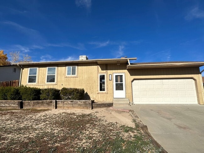 Building Photo - 3 Bedroom 2 Bathroom Home available to ren...