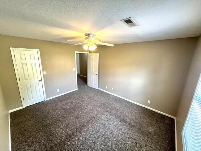 Photo - 260 Executive Ave