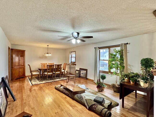 Photo - 702 W 6th Ave