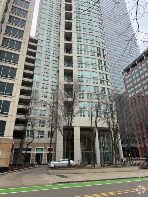 Building Photo - 345 N LaSalle St Rental