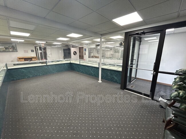 Photo - 692 Middlesex St