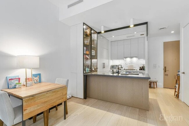 Photo - 438 E 12th St Unidad 3E