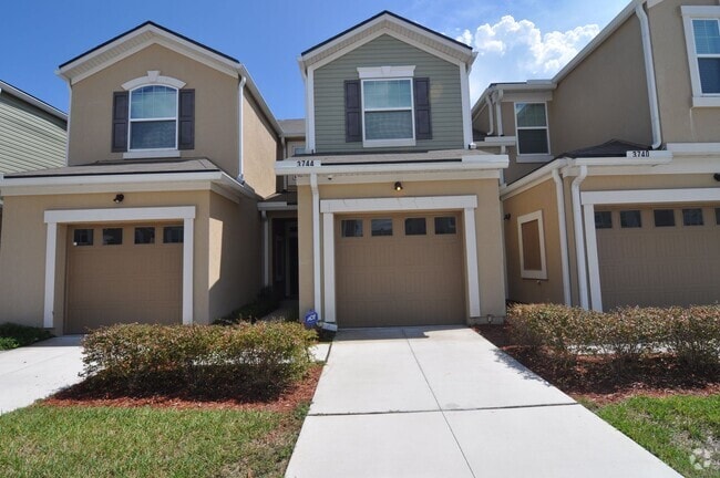 Building Photo - LIKE NEW OAKLEAF TOWNHOME!