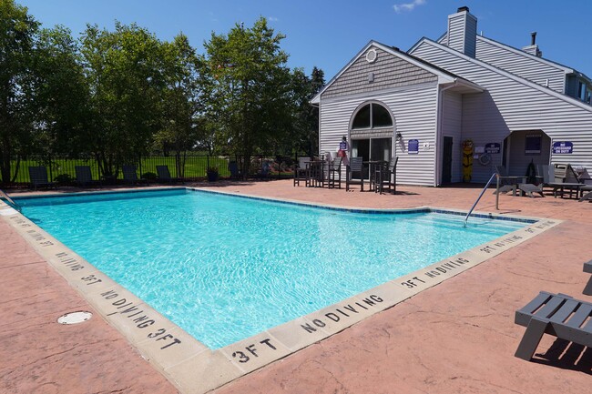 Swimming Pool - Meadowbrook Village Apartments