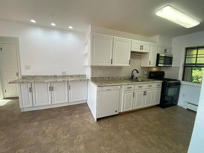 Building Photo - 459 Russell Rd Rental
