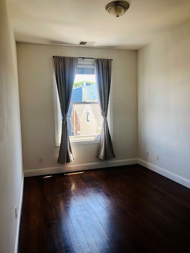 Photo - Sunlit Top Floor Jr. One Bedroom apartment home in Hayes Valley
