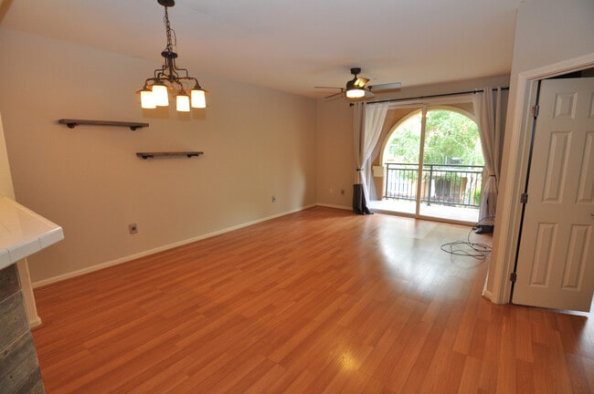 Photo - 1390 Saddle Rack St