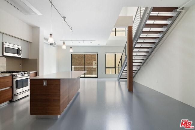 Building Photo - 11500 Tennessee Ave Unit 307 Rental