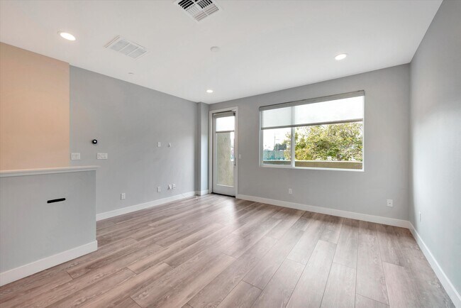 Photo - 109 Uptown Cir